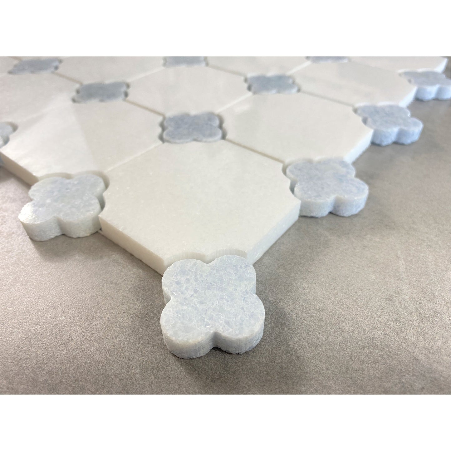 Tessere di mosaico in marmo bianco Thassos con motivo floreale blu celeste - Confezione da 10 fogli