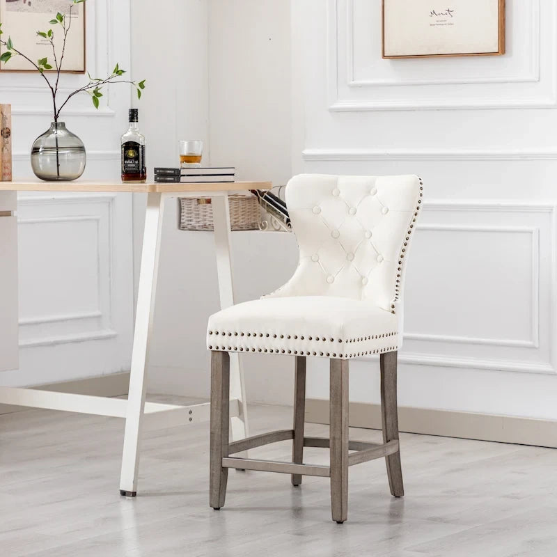 Sgabello da bar Carter 24 Wingback con borchie trapuntate e gambe grigio antico