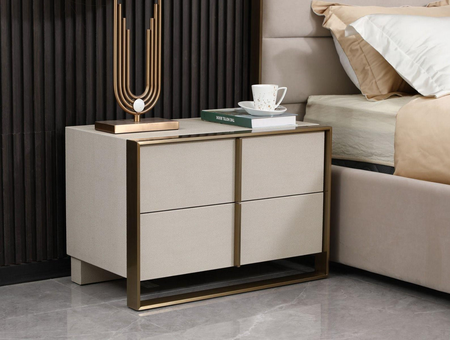 Comodino Lynus Beige Shagreen in pelle vegana e ottone spazzolato