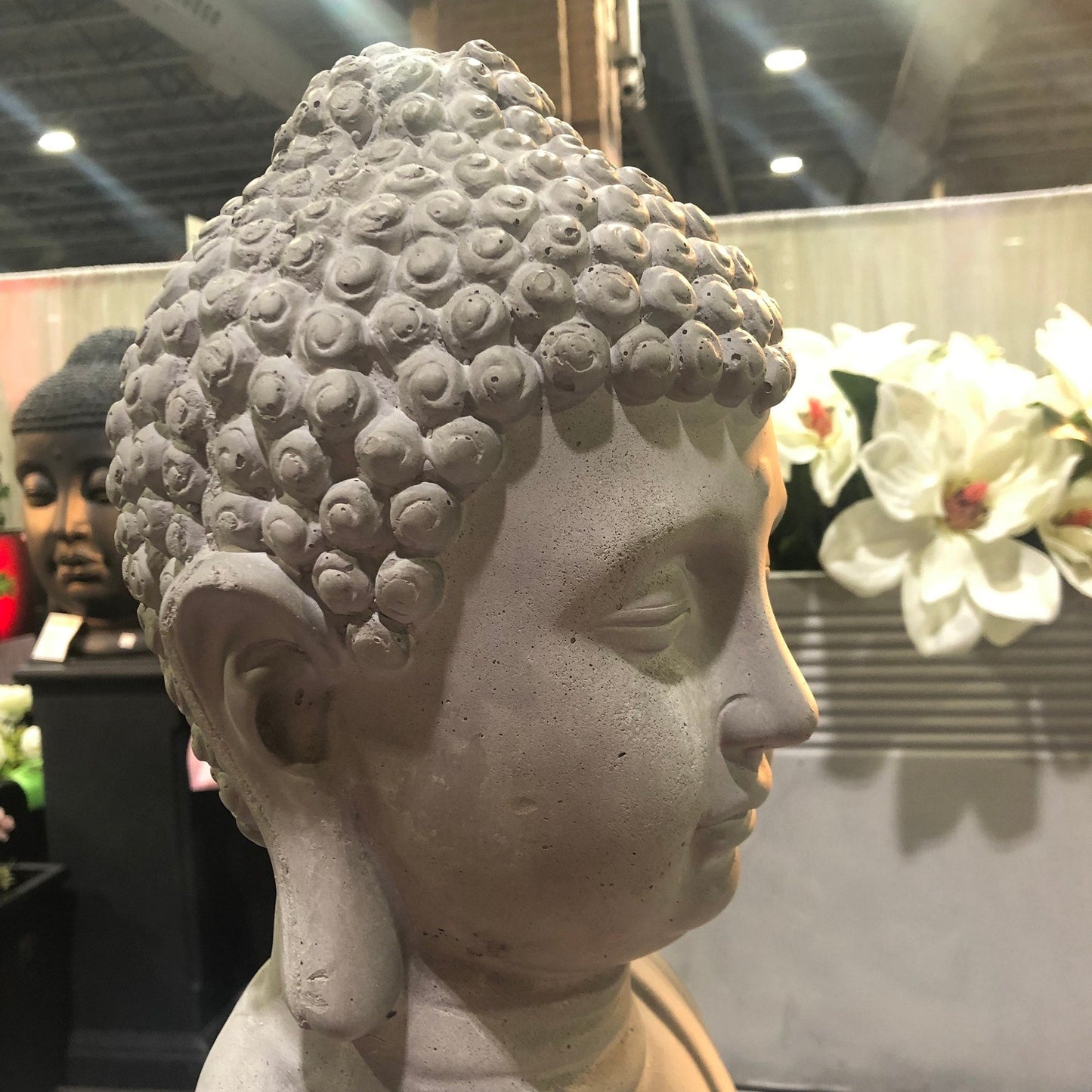 Statua del Buddha in meditazione in cemento leggero da 25,6 pollici