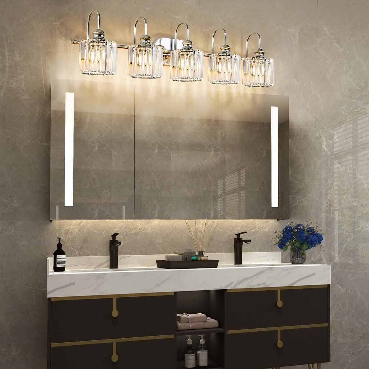 Lampada da bagno lineare Glam a 5 luci dimmerabile in cristallo con paralume cilindrico in cristallo