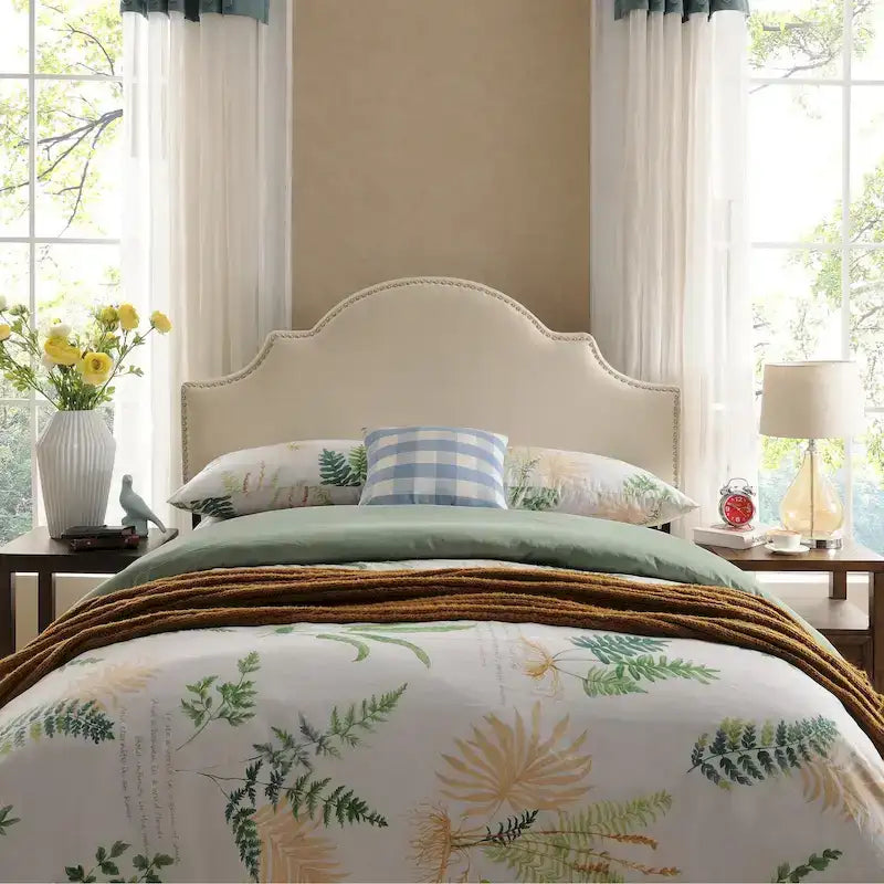 Testiera regolabile in tessuto con borchie Bianca per letto matrimoniale/queen size di Christopher Knight Home