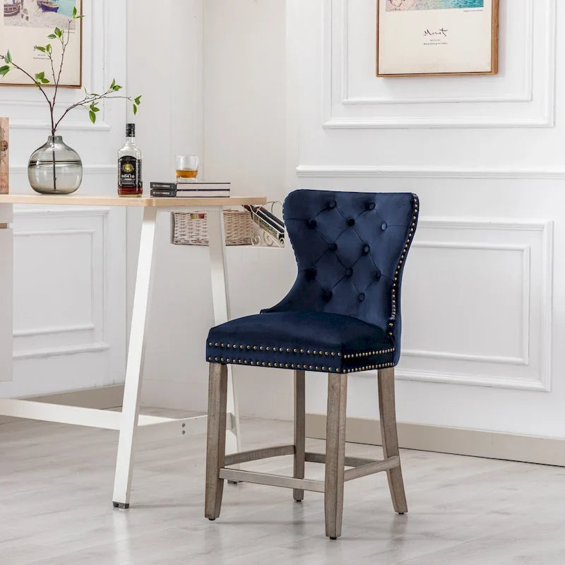 Sgabello da bar Carter 24 Wingback con borchie trapuntate e gambe grigio antico