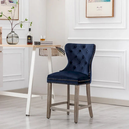 Sgabello da bar Carter 24 Wingback con borchie trapuntate e gambe grigio antico