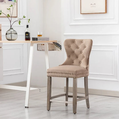 Sgabello da bar Carter 24 Wingback con borchie trapuntate e gambe grigio antico