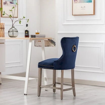 Sgabello da bar Carter 24 Wingback con borchie trapuntate e gambe grigio antico