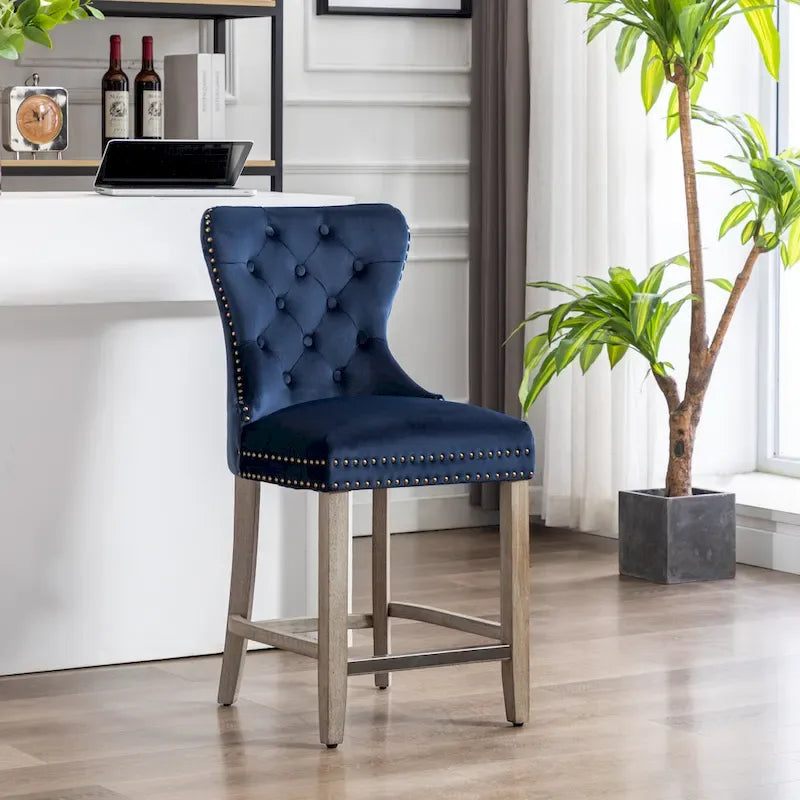 Sgabello da bar Carter 24 Wingback con borchie trapuntate e gambe grigio antico