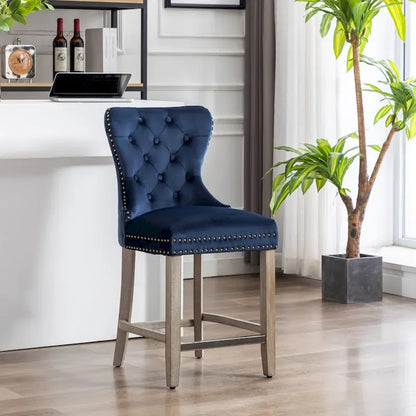 Sgabello da bar Carter 24 Wingback con borchie trapuntate e gambe grigio antico