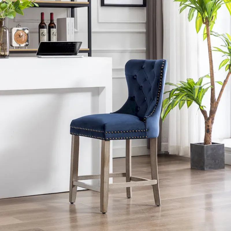 Sgabello da bar Carter 24 Wingback con borchie trapuntate e gambe grigio antico