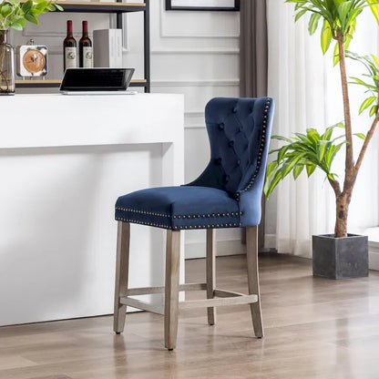 Sgabello da bar Carter 24 Wingback con borchie trapuntate e gambe grigio antico