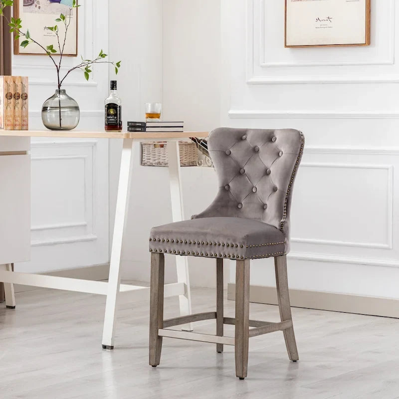 Sgabello da bar Carter 24 Wingback con borchie trapuntate e gambe grigio antico