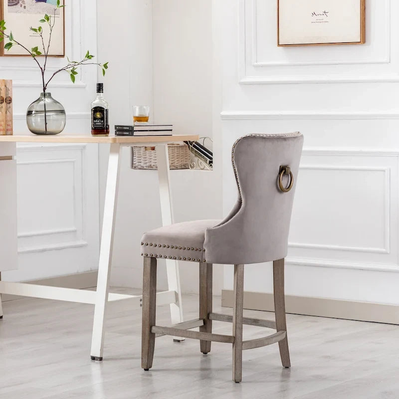 Sgabello da bar Carter 24 Wingback con borchie trapuntate e gambe grigio antico