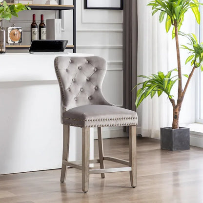 Sgabello da bar Carter 24 Wingback con borchie trapuntate e gambe grigio antico