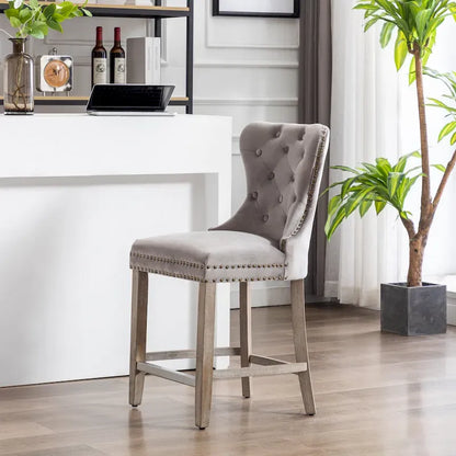 Sgabello da bar Carter 24 Wingback con borchie trapuntate e gambe grigio antico
