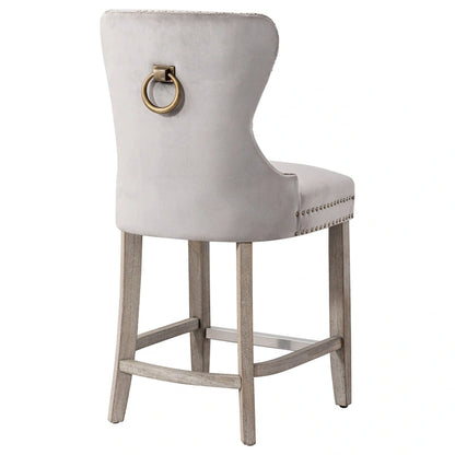 Sgabello da bar Carter 24 Wingback con borchie trapuntate e gambe grigio antico