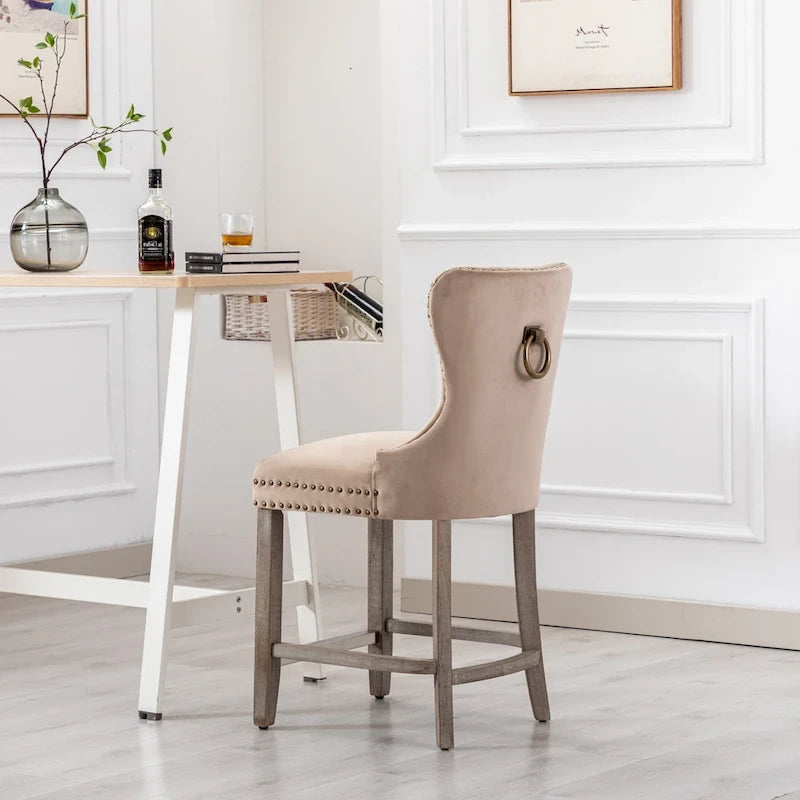 Sgabello da bar Carter 24 Wingback con borchie trapuntate e gambe grigio antico