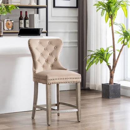 Sgabello da bar Carter 24 Wingback con borchie trapuntate e gambe grigio antico