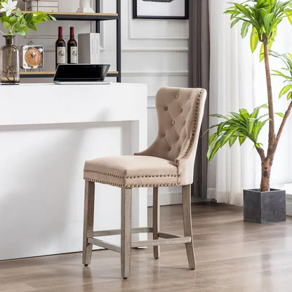 Sgabello da bar Carter 24 Wingback con borchie trapuntate e gambe grigio antico