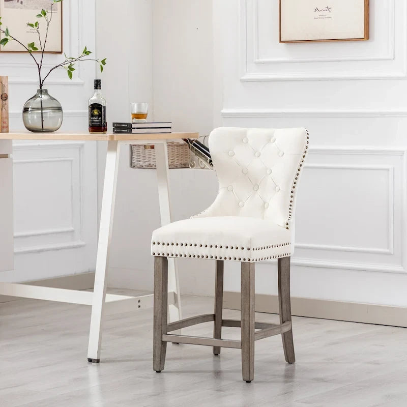 Sgabello da bar Carter 24 Wingback con borchie trapuntate e gambe grigio antico