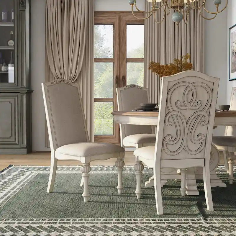 Set da pranzo rotondo da 7 pezzi Caelum Farmhouse con rivestimento in tessuto bianco di The Gray Barn