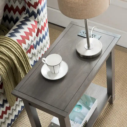 Tavolino laterale rustico in ardesia Leick Home con porta USB-C