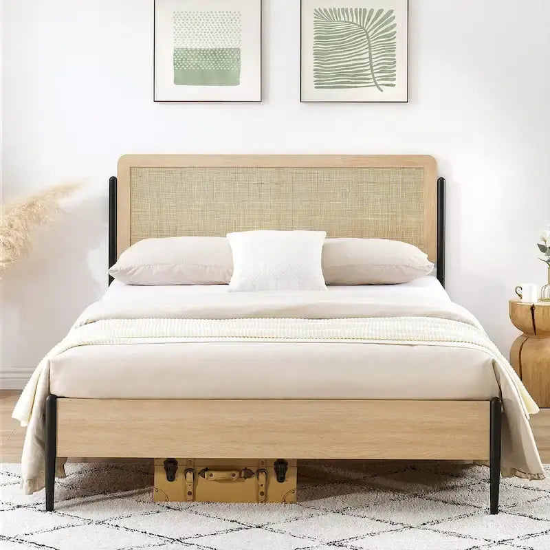 Struttura letto in legno e metallo con testiera in rattan
