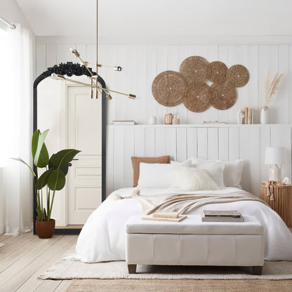 Specchio da pavimento intagliato in legno massello a tutta lunghezza ad arco