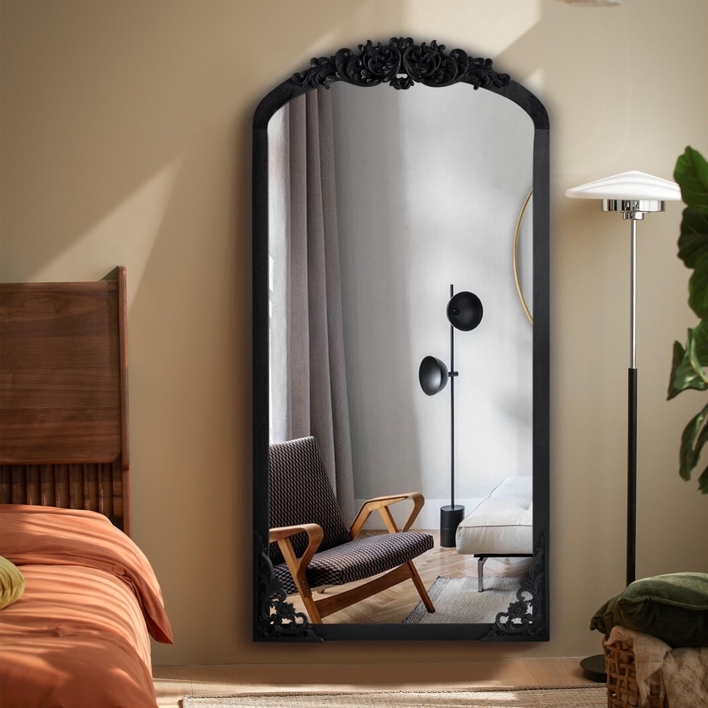 Specchio da pavimento intagliato in legno massello a tutta lunghezza ad arco