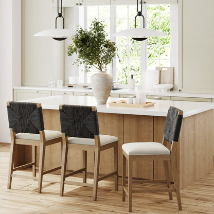 Sgabello da bar Beacon Bohemian Boucle, sedia imbottita alta fino al bancone con struttura in legno massello e schienale in giunco ​​intrecciato