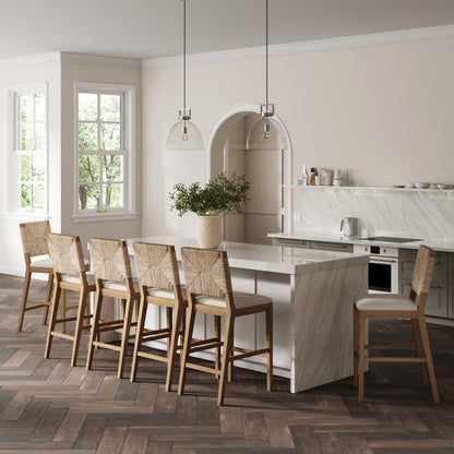 Sgabello da bar Beacon Bohemian Boucle, sedia imbottita alta fino al bancone con struttura in legno massello e schienale in giunco ​​intrecciato