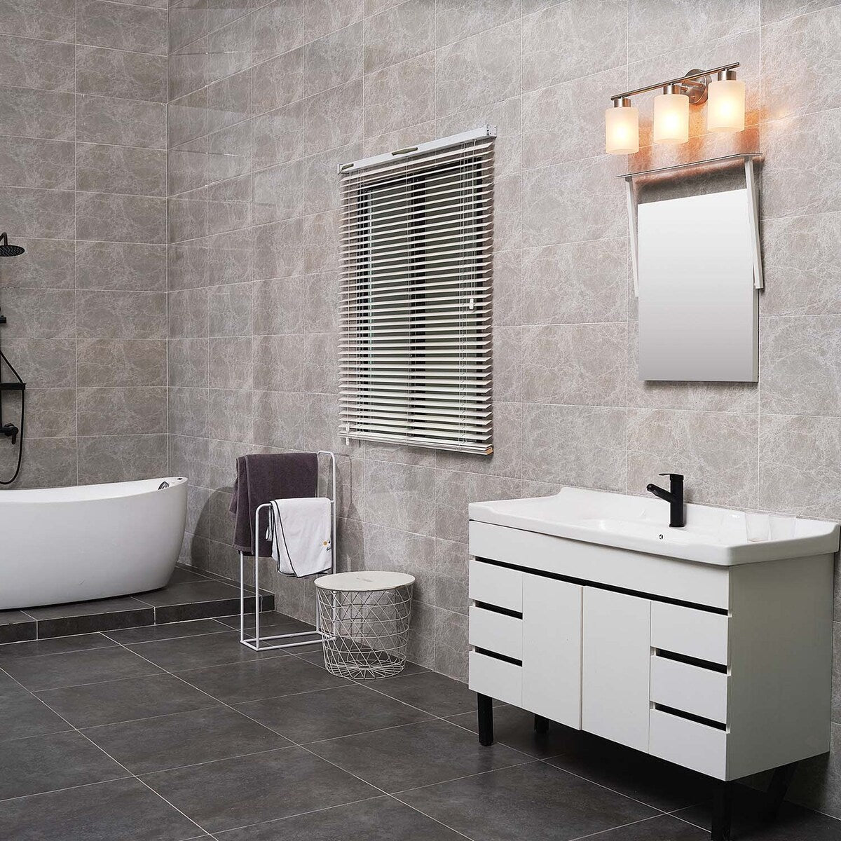 Lampada da bagno Bellevue Lydia a 3 luci, larghezza 23 cm, con finitura satinata