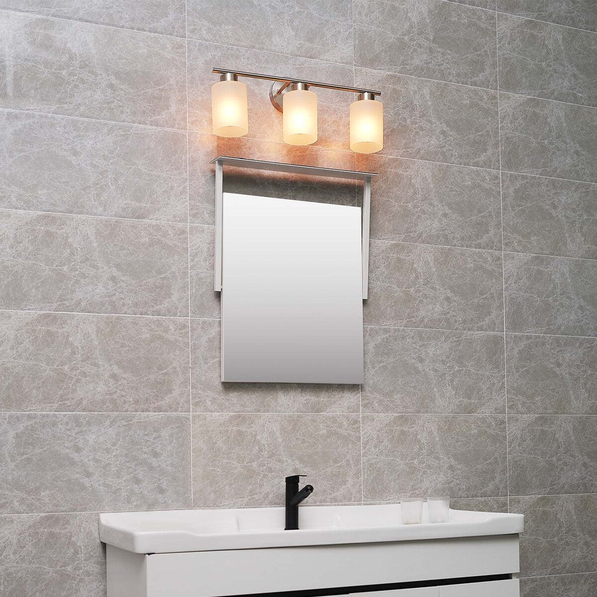 Lampada da bagno Bellevue Lydia a 3 luci, larghezza 23 cm, con finitura satinata