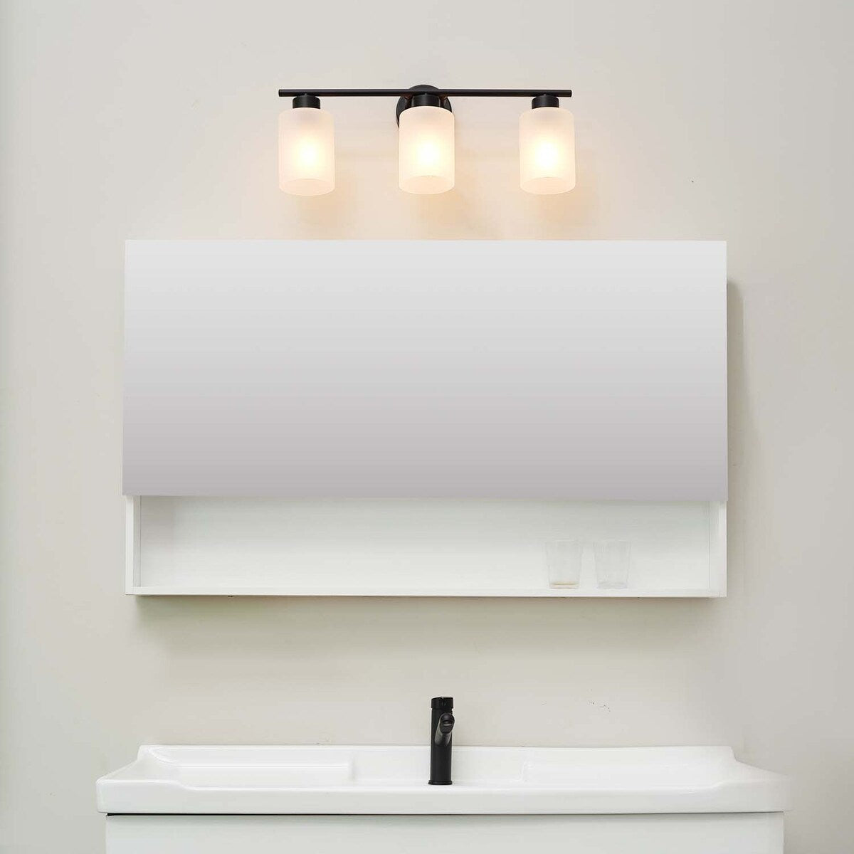Lampada da bagno Bellevue Lydia a 3 luci, larghezza 23 cm, con finitura satinata