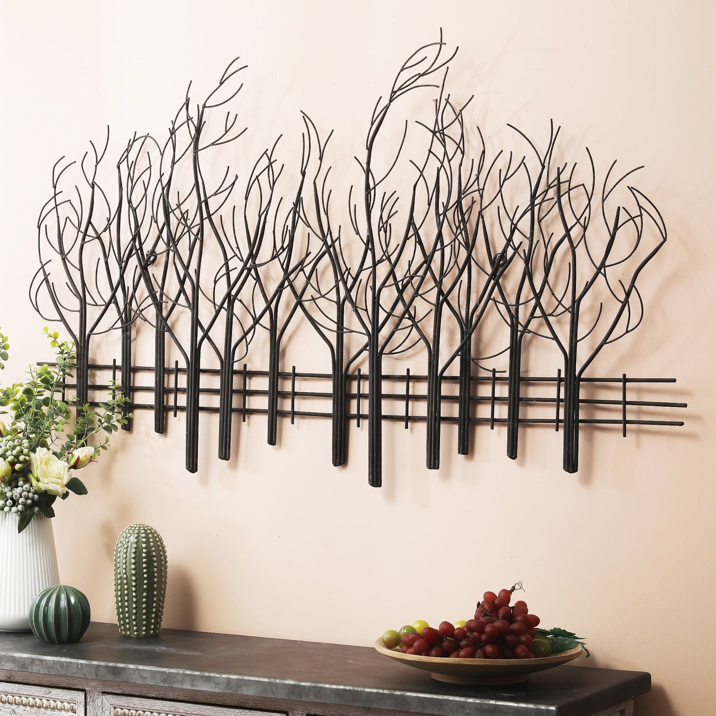 Decorazione da parete in metallo nero con campo di alberi
