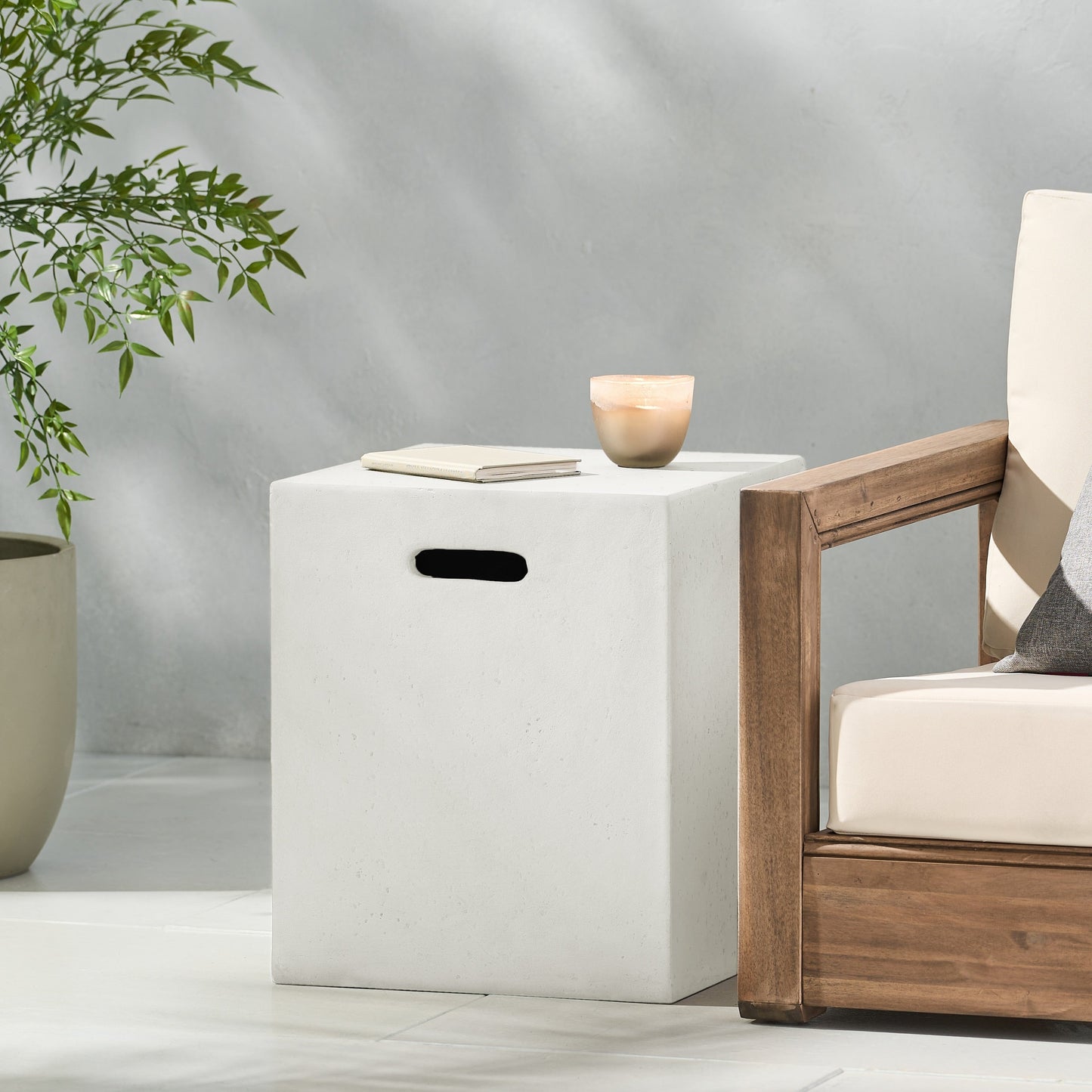 Christopher Knight Home - Tavolino laterale porta-cisterna in cemento leggero per esterni Aidan