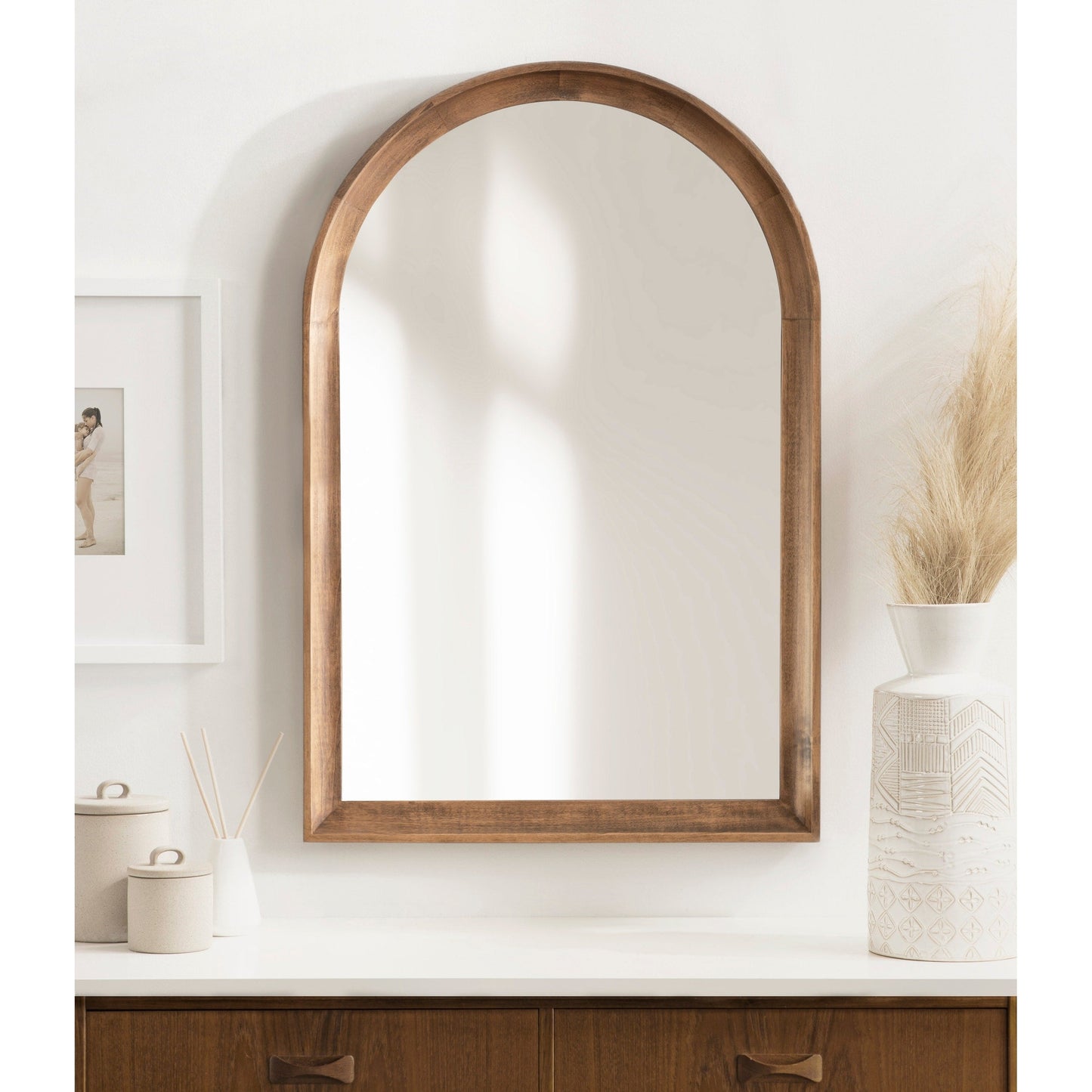 Specchio da parete in legno ad arco di Kate e Laurel Hatherleigh