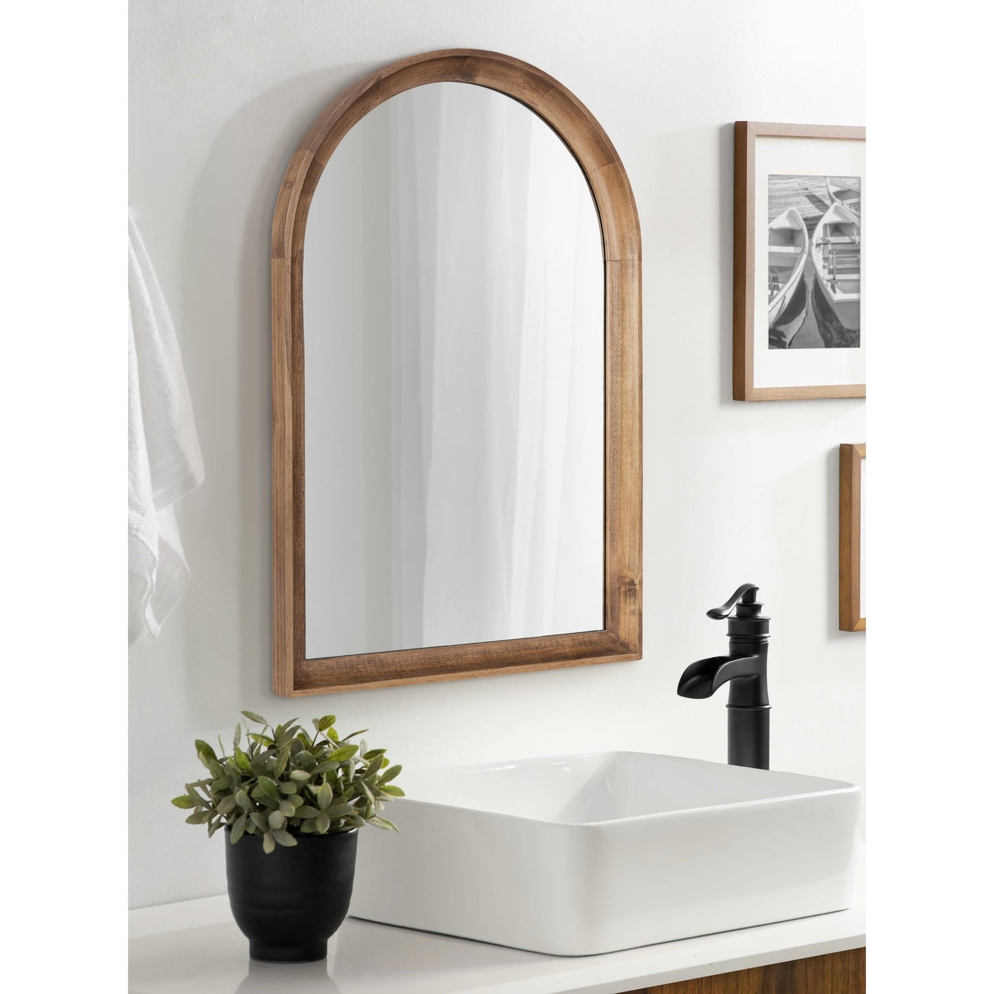 Specchio da parete in legno ad arco di Kate e Laurel Hatherleigh