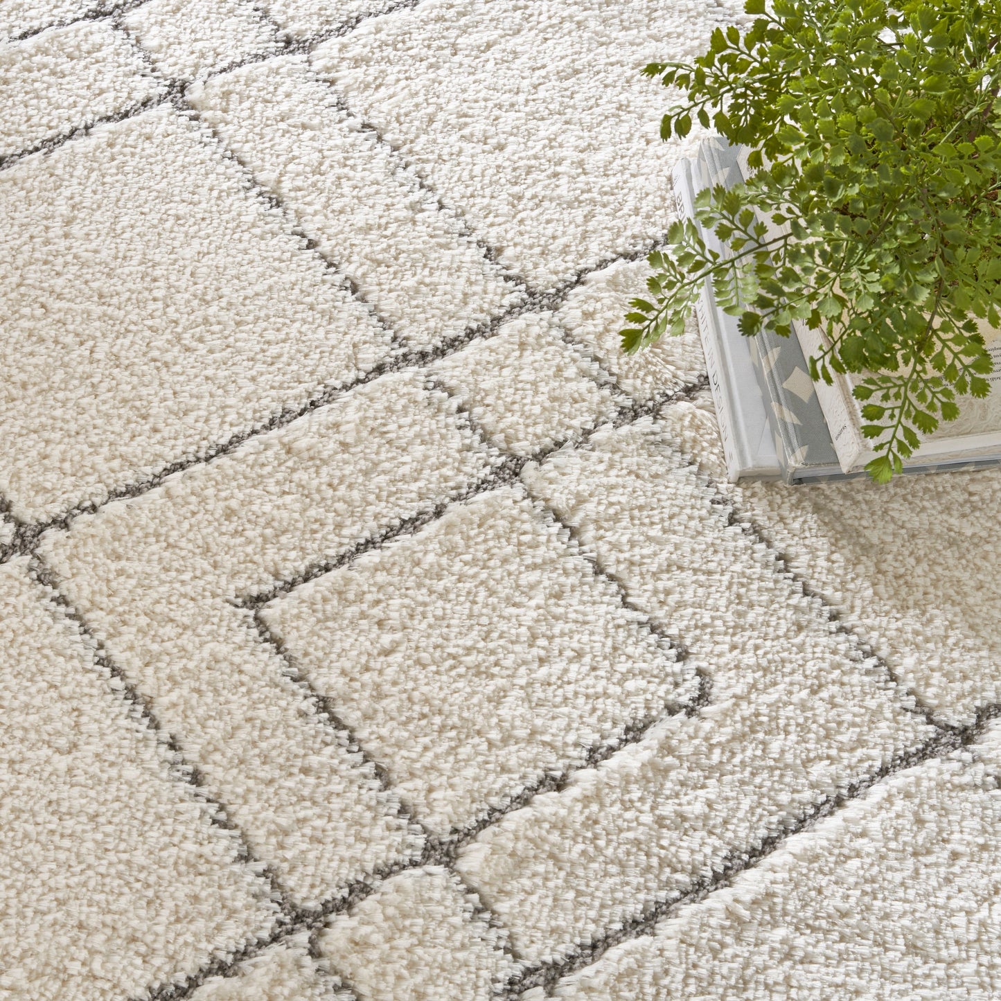 Tappeto geometrico astratto in pelo ultra morbido di Nourison, lussuoso