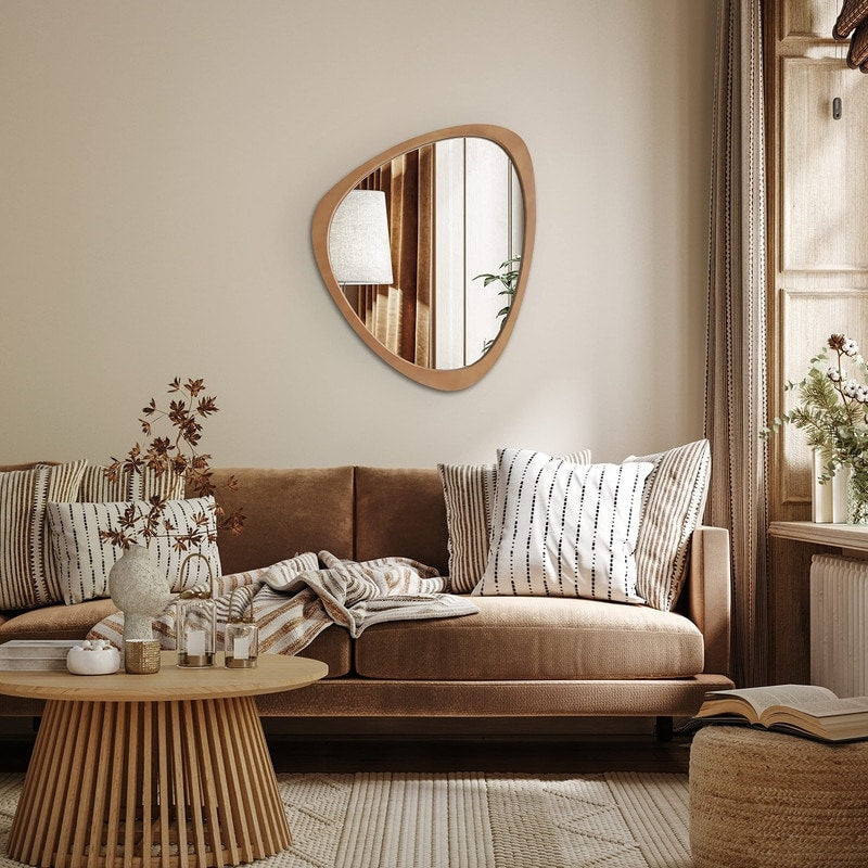 Specchio da parete asimmetrico a forma di ciottoli con cornice in pino