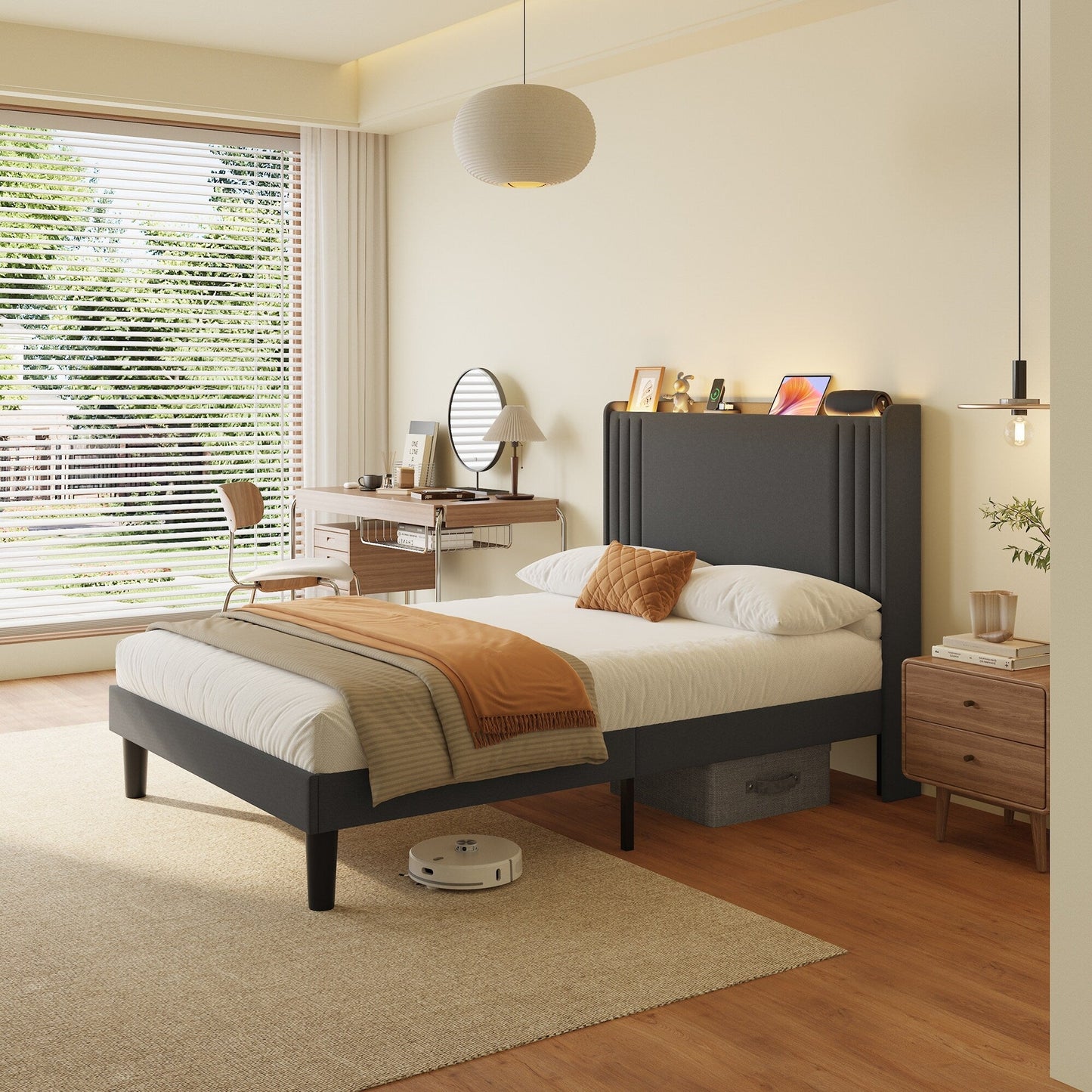 Letto imbottito con canali verticali queen/full e testiera wingback