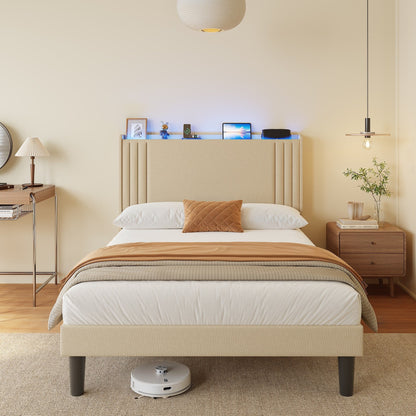 Letto imbottito con canali verticali queen/full e testiera wingback