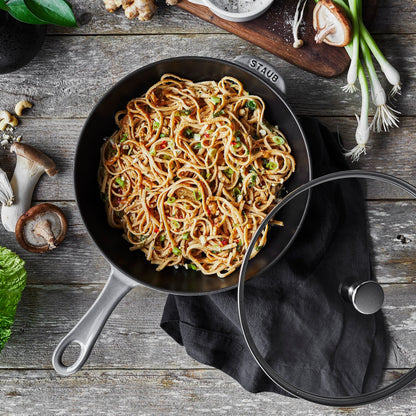 STAUB Padella in ghisa da 2,9 qt con coperchio in vetro