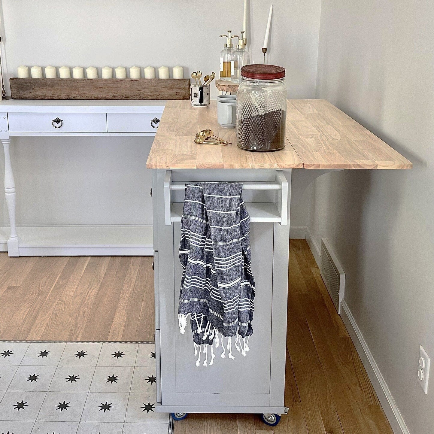 Carrello da cucina Sophia &amp; William con ribaltina e piano in legno di caucciù, carrello da cucina con ruote e ampio mobiletto portaoggetti