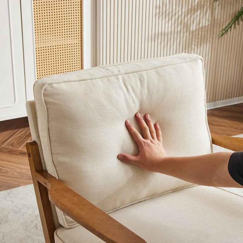 Poltrona imbottita in misto lino con gambe in legno e un cuscino beige