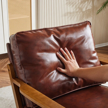 Poltrona imbottita in misto lino con gambe in legno e un cuscino beige