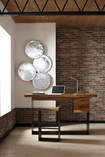 Scrivania in piedi con struttura in ferro e cassetti in legno Chamcha, naturale, altezza bar