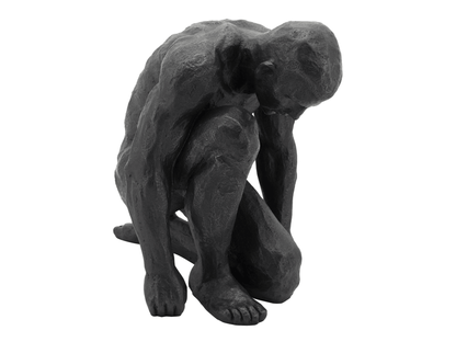 La scultura dell'uomo inginocchiato