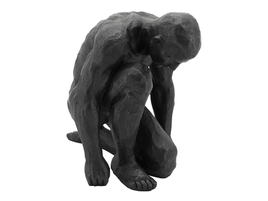 La scultura dell'uomo inginocchiato