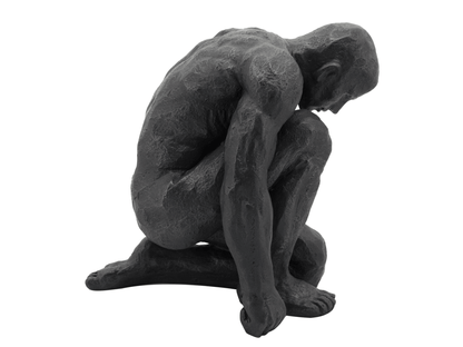 La scultura dell'uomo inginocchiato