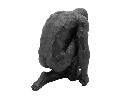 La scultura dell'uomo inginocchiato